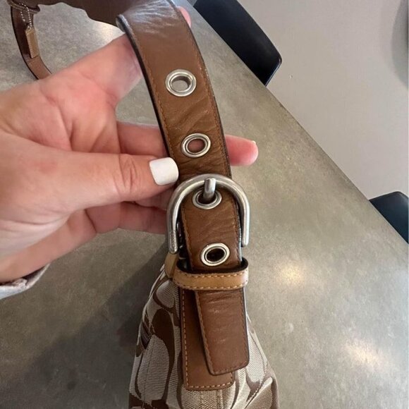COACH- woman’s crossbody bag. Signature logo. Adjustable strap. Full zipper. - Picture 7 of 10